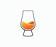 vector del logotipo del vaso de whisky. ilustración simple del icono de vector de vaso de whisky. vaso de whisky glencairn.