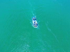 hermoso horizonte azul panorámico en loc un canal. paisaje paisaje del puerto pesquero con bloques de hormigón de protección contra tsunamis. paisaje urbano y barcos en el mar. ubica un pueblo cerca de la ciudad de vung tau. foto