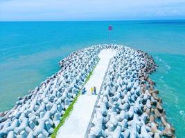 hermoso horizonte azul panorámico en loc un canal. paisaje paisaje del puerto pesquero con bloques de hormigón de protección contra tsunamis. paisaje urbano y barcos en el mar. ubica un pueblo cerca de la ciudad de vung tau. foto