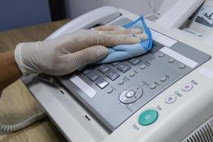 limpiar el concepto con frecuencia, concentrarse en las áreas que permiten que los patógenos se propaguen por el equipo, como los teclados o los botones de fax foto