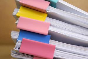 papel de documento de archivo de papel de informe comercial sobre la mesa en una oficina de trabajo, documento conceptual en la oficina de trabajo foto