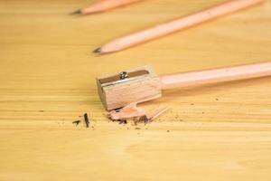 lápiz y sacapuntas en la mesa de madera foto