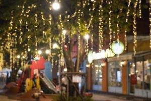 imagen borrosa guirnaldas de luces decorativas al aire libre colgadas en el jardín durante la temporada de festivales nocturnos foto