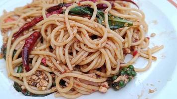 cerdo espagueti picante. Espaguetis borrachos llamados tailandeses populares en la comida callejera video
