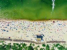 vista aérea de la playa y la orilla del mar en palanga, lituania. foto