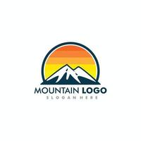 Ilustración de vector de diseño de logotipo de montaña