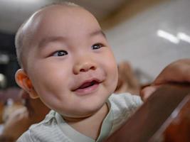 foto de retrato de lindo y guapo niño asiático bebé o bebé