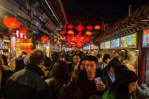 beijing.china - 25 de febrero de 2017.personas chinas desconocidas o turistas caminando por la calle de comida callejera wangfujing en la ciudad de beijing, viajes a china foto