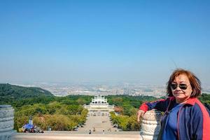 mujeres asiáticas mayores se paran en la cima de la montaña xiqiao, ciudad de foshan, china, punto de referencia en foshan foto