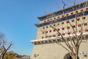 puerta de zhengyang jianlou en la calle qianmen. la calle qianmen es una calle famosa en la ciudad capital de beijing, china foto