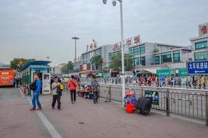 guangzhou china - 28 de noviembre de 2015 chino desconocido o turista caminando frente a la estación de tren de guangzhou. vida cotidiana en la estación de tren de guangzhou. foto