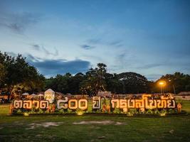 sukhothai.thailand - 1 de septiembre de 2018. los tailandeses desconocidos o los turistas se relajan en el mercado de 800 años del parque histórico de sukhothai. viajes a tailandia foto