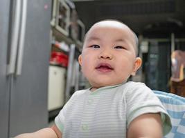 foto de retrato de lindo y guapo niño asiático bebé o bebé