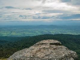 montaña khao luang con hermoso cielo azul de nubes en el parque nacional ramkhamhaeng, provincia de sukhothai, tailandia foto