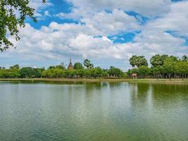 ruina de la pagoda y el reflejo de la estatua en el agua en el parque histórico de sukhothai, ciudad de sukhothai tailandia
