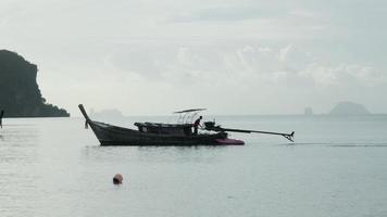 visser bereidt zich voor zijn visvangst boot naar Gaan visvangst in de ochtend. levensstijl van Aziatisch vissers Aan houten boten naar vangst zout water vis Bij zee. video