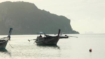 pescatore prepara il suo pesca barca per partire pesca nel il mattina. stile di vita di asiatico pescatori su di legno Barche per catturare acqua salata pesce a mare. video