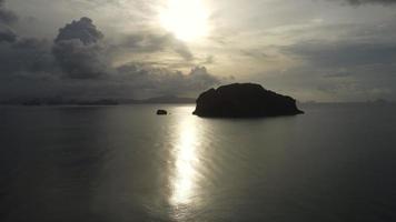 vue aérienne depuis des drones de bateaux de pêche sur le rivage à marée basse. vue de dessus de nombreux bateaux de pêche traditionnels thaïlandais à longue queue dans les îles tropicales. beaucoup de bateau à longue queue sur la mer video