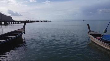 vue aérienne depuis des drones de bateaux de pêche sur le rivage à marée basse. vue de dessus de nombreux bateaux de pêche traditionnels thaïlandais à longue queue dans les îles tropicales. beaucoup de bateau à longue queue sur la mer video