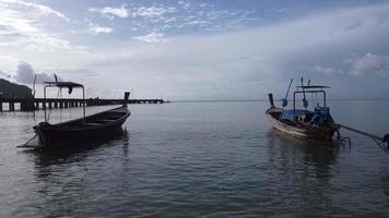 vista aérea de drones de barcos de pesca na costa durante a maré baixa. vista superior de muitos barcos de pesca de cauda longa tailandesa nas ilhas tropicais. muito barco de cauda longa no mar video