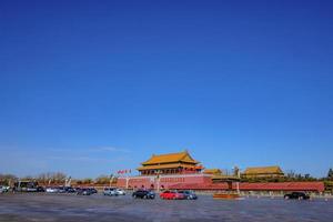 plaza de tiananmen y tráfico frente al palacio prohibido en la capital china de beijing foto