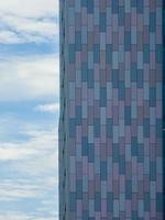 formas abstractas de formas coloridas en un rascacielos y cloudscape en el fondo en el centro de la ciudad de manchester, reino unido