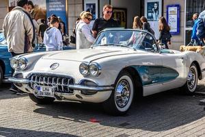 alemania, limburg - abr 2017 blanco azul chevrolet corvette c1 convertible cabrio 1958 en limburg an der lahn, hesse, alemania foto