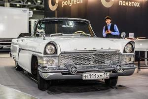 moscú - agosto de 2016 gaz m13 chaika presentado en el salón internacional del automóvil mias moscow el 20 de agosto de 2016 en moscú, rusia foto