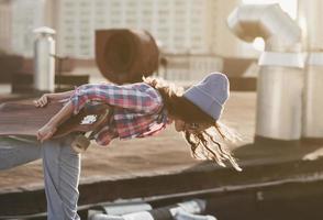 mujer con gafas de sol con monopatín foto