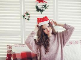 mujer feliz con sombrero de santa claus foto