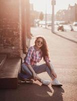 modelo de mujer elegante en longboard en tela hipster de verano foto