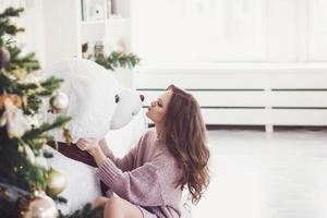 mujer en interior de navidad foto