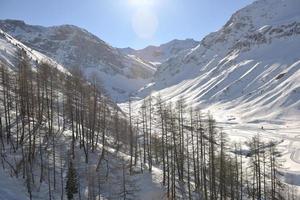 altas montañas bajo la nieve en invierno foto