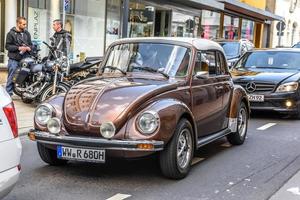 alemania, limburg - abr 2017 brown vw volkswagen beetle tipo 1 1302 1971 en limburg an der lahn, hesse, alemania foto