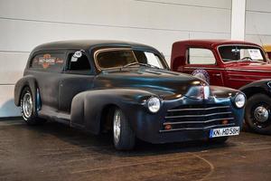 friedrichshafen - mayo de 2019 negro chevy panel truck harley davidson 1948 en motorworld classics bodensee el 11 de mayo de 2019 en friedrichshafen, alemania foto