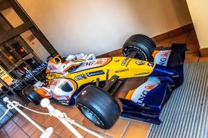 fontvieille, monaco - jun 2017 amarillo azul renault formula one f1 en monaco top cars collection museum foto