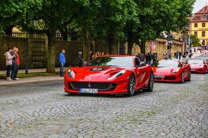 alemania, fulda - jul 2019 rojo ferrari 812 superfast coupe tipo f152m es un gran turismo de motor central delantero, tracción trasera producido por el fabricante italiano de automóviles deportivos ferrari que hizo su debut en el foto