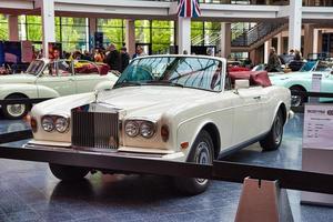 friedrichshafen - mayo de 2019 blanco rolls-royce corniche 1986 cabrio en motorworld classics bodensee el 11 de mayo de 2019 en friedrichshafen, alemania foto