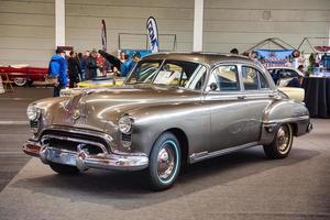 friedrichshafen - mayo 2019 arena marrón oldsmobile 1949 en motorworld classics bodensee el 11 de mayo de 2019 en friedrichshafen, alemania foto