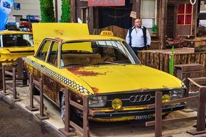 friedrichshafen - taxi amarillo de mayo de 2019 audi 100 c1 f104 1968 sedán en motorworld classics bodensee el 11 de mayo de 2019 en friedrichshafen, alemania foto