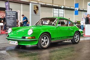 friedrichshafen - mayo 2019 green porsche 911 930 964 carrera 4 1977 cabrio en motorworld classics bodensee el 11 de mayo de 2019 en friedrichshafen, alemania foto