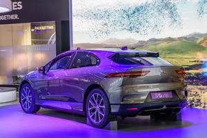 frankfurt, alemania - septiembre de 2019 jaguar gris plateado i-space es un todoterreno cruzado eléctrico a batería producido por la compañía automotriz británica jaguar land rover jlr, exhibición de autos del salón internacional del automóvil iaa foto