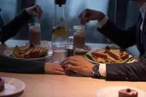 pareja en una cena romántica en el restaurante foto