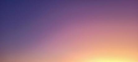 fondo de color púrpura y degradado en el cielo foto