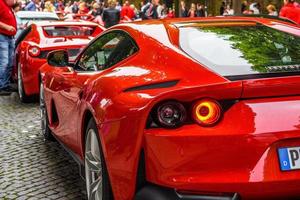 alemania, fulda - jul 2019 red ferrari 812 superfast type f152m es un gran turismo con motor central delantero y tracción trasera producido por el fabricante italiano de autos deportivos ferrari que hizo su debut en el 2017 foto