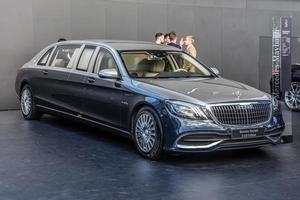 frankfurt, alemania - sept 2019 plata negro nuevo mercedes-benz maybach s 650 pullman vv 222 , exhibición de autos del salón internacional del automóvil iaa foto