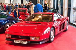 friedrichshafen - mayo 2019 rojo ferrari testarossa f110 1989 coupe en motorworld classics bodensee el 11 de mayo de 2019 en friedrichshafen, alemania foto