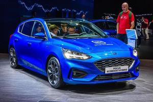 frankfurt, alemania - septiembre de 2019 ford focus ecoboost híbrido azul, exhibición de autos del salón internacional del automóvil iaa foto