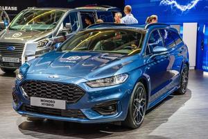 frankfurt, alemania - sept 2019 blue ford mondeo hybrid estate w foto