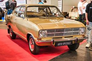 friedrichshafen - mayo 2019 sand yellow opel kadett kiemen 1969 coupe en motorworld classics bodensee el 11 de mayo de 2019 en friedrichshafen, alemania foto